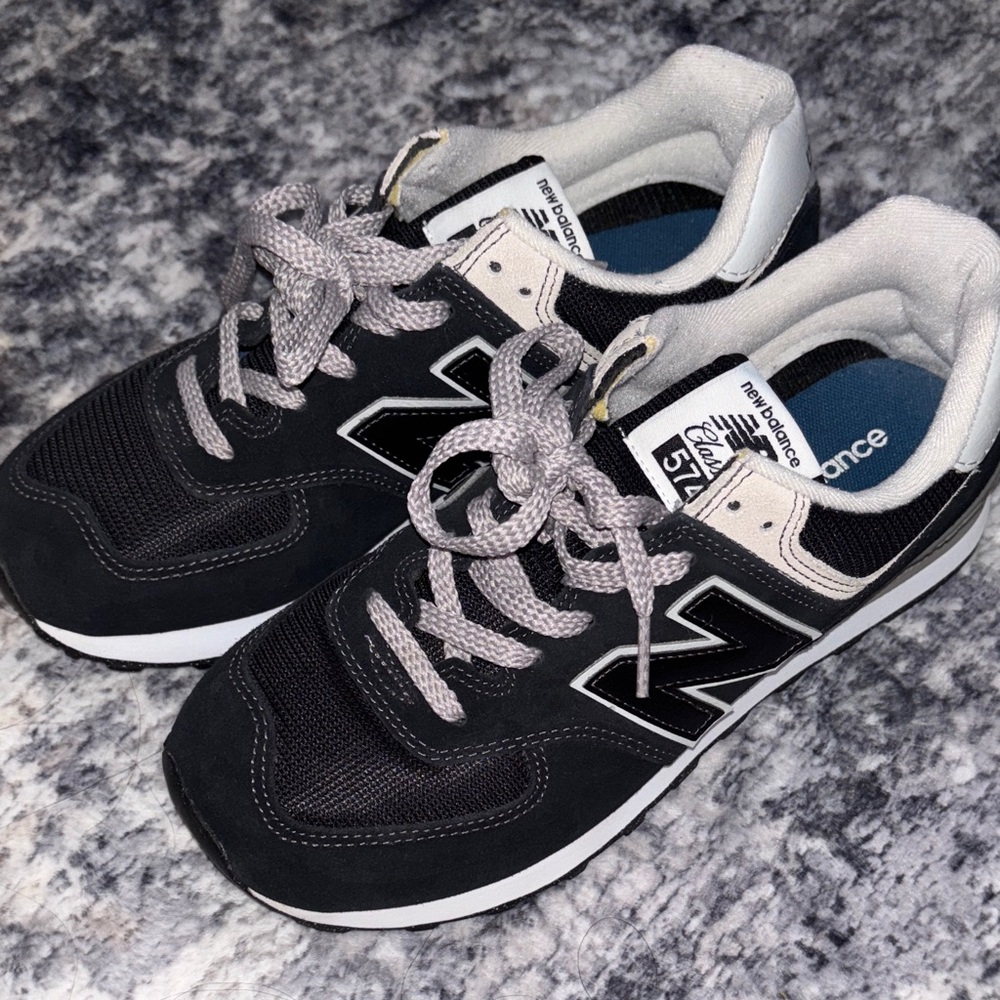 New Balance women Black and White Sneakers